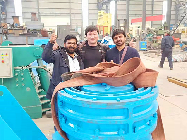 新疆外国客户来厂访问超细磨粉机价格